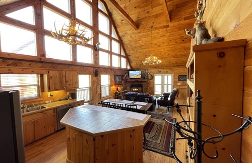 Dial Casa | Desaparecer por una semana o dos ... Privado y aislado, este escondite de 5 acres está rodeado de bosque de los EE. UU.