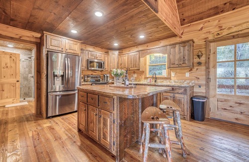 Ridgeline Vistas Cabina | Blue Ridge, Hot Tub, Mountain View, Pool Table, Arcade, Outdoor Fireplace