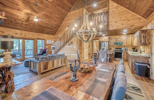 Ridgeline Vistas Cabina | Blue Ridge, Hot Tub, Mountain View, Pool Table, Arcade, Outdoor Fireplace