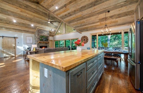 McCaysville Chalet De Esquí | BLUE RIDGE! Hot Tub! Fire Pit! Air Hockey! FAST Wi-Fi! S'mores!