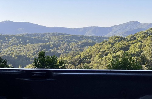 Ridgeline Vistas Cabina | Blue Ridge Mountain Views, Hot Tub, Game Room, Firepit, King Suites, Sleeps 9