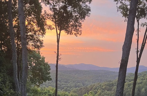 Ridgeline Vistas Cabina | Blue Ridge Mountain Views, Hot Tub, Game Room, Firepit, King Suites, Sleeps 9