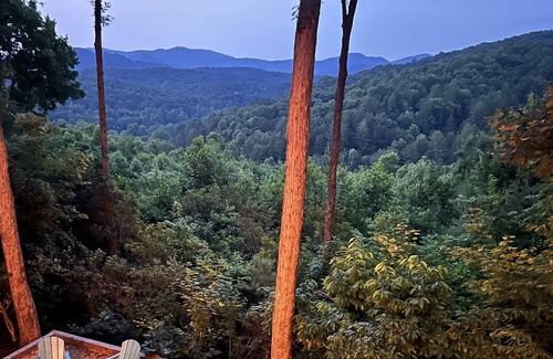 Ridgeline Vistas Cabina | Blue Ridge Mountain Views, Hot Tub, Game Room, Firepit, King Suites, Sleeps 9