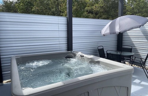 Union Mills Cabaña | Blue Ridge Mountain Cottage Hot tub, Near Asheville/Charlotte, Great View