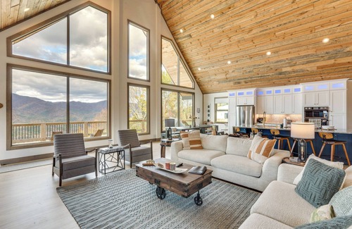 Andrews Cabina | Blue Ridge Mountain-View Cabin w/ Hot Tub & Deck!
