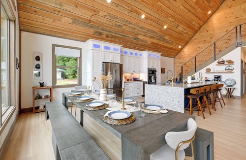 Andrews Cabina | Blue Ridge Mountain-View Cabin w/ Hot Tub & Deck!