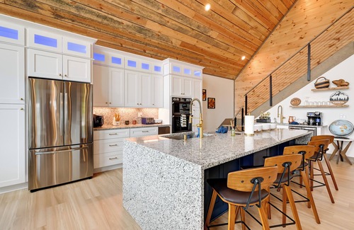 Andrews Cabina | Blue Ridge Mountain-View Cabin w/ Hot Tub & Deck!
