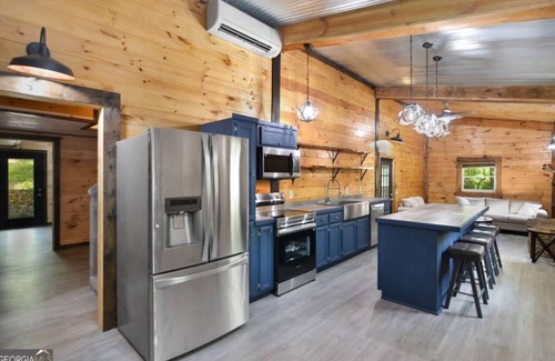 Dial Cabina | BLUE RIDGE MOUNTAINS BARNDOMINIUM Cozy 2-bedroom cabin in charming Cherry Log