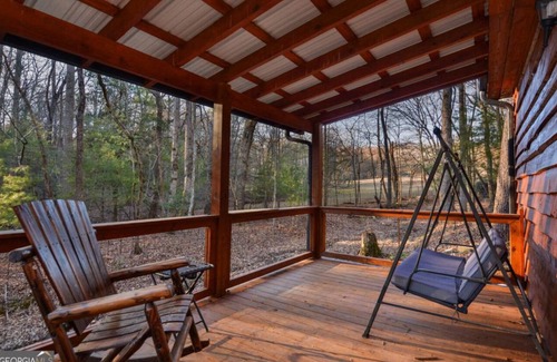 Dial Cabina | BLUE RIDGE MOUNTAINS BARNDOMINIUM Cozy 2-bedroom cabin in charming Cherry Log