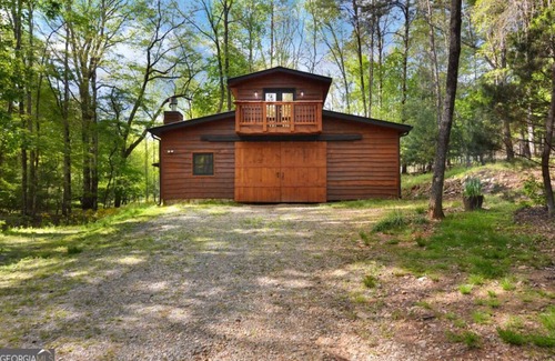 Dial Cabina | BLUE RIDGE MOUNTAINS BARNDOMINIUM Cozy 2-bedroom cabin in charming Cherry Log