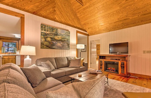 Travelers Rest Cabina | Blue Ridge Mtn Cabin Near Hiking & Biking Trails!