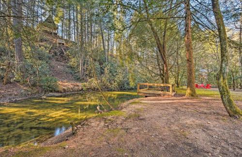 Blue Ridge Casa | Blue Ridge Mtns Creekside Cabin with Hot Tub and Pier!