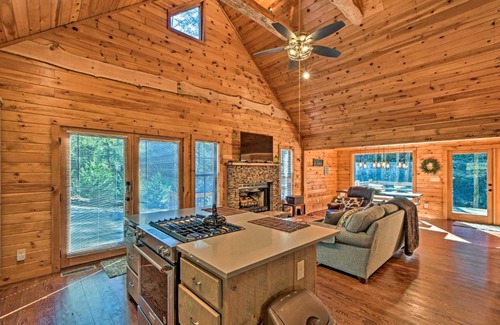 Blue Ridge Casa | Blue Ridge Mtns Creekside Cabin with Hot Tub and Pier!