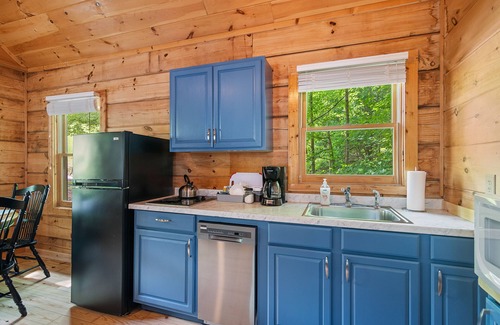 Jefferson Cabina | Blue RIdge Pkwy, Jefferson Sleeps 4 - mult. cabins avail. contact us for groups
