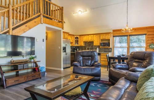 Sunny Slope Cabina | Blue River Basecamp - Brand New Hot Tub! Close to Ski Slopes, Downtown, & More!