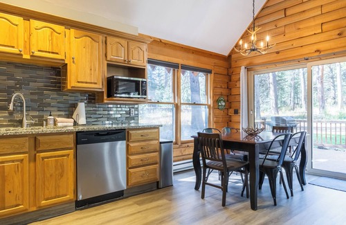 Sunny Slope Cabina | Blue River Basecamp - Brand New Hot Tub! Close to Ski Slopes, Downtown, & More!