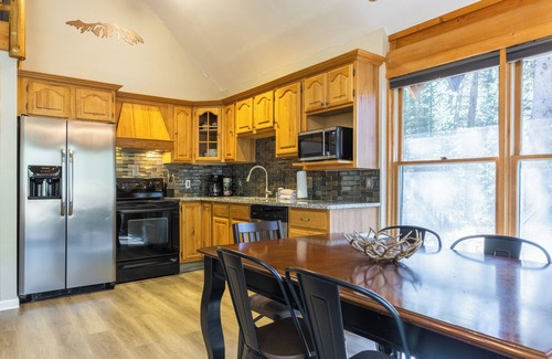 Sunny Slope Cabina | Blue River Basecamp - Brand New Hot Tub! Close to Ski Slopes, Downtown, & More!