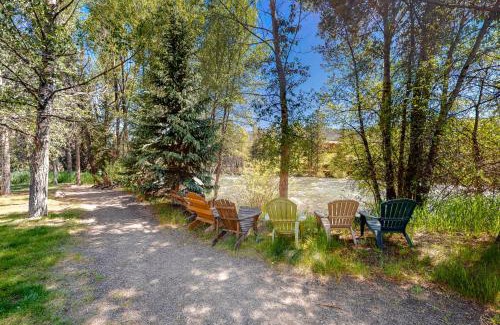 Willow Grove Apartamento | Blue River Bliss