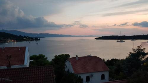 Loviste Apartamento | Blue sea blue sky