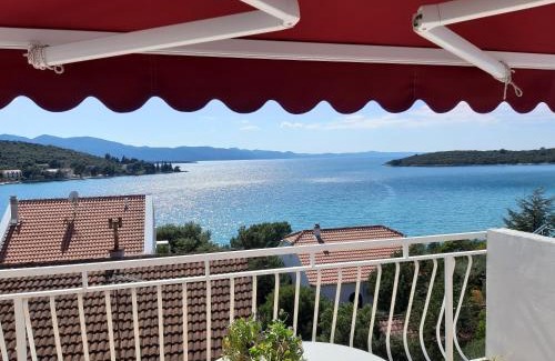Loviste Apartamento | Blue sea blue sky