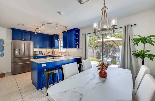 Jacksonville Cabaña | 3-BR beach bungalow w/ KING bed steps away from the sandy South Jax beach