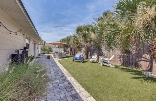 Jacksonville Cabaña | 3-BR beach bungalow w/ KING bed steps away from the sandy South Jax beach