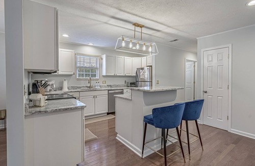 North Myrtle Beach Casa | Blue Skies - NMB Abode w/ Deck + Yard only 5 min walk to the beach!