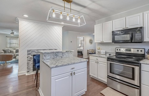 North Myrtle Beach Casa | Blue Skies - NMB Abode w/ Deck + Yard only 5 min walk to the beach!