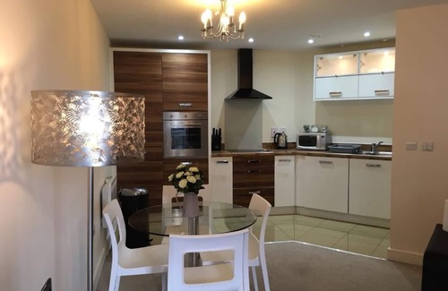 Rushmoor District Apartamento | Blue sky at Wallis square