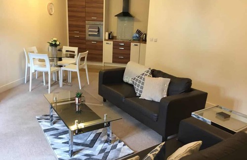 Rushmoor District Apartamento | Blue sky at Wallis square