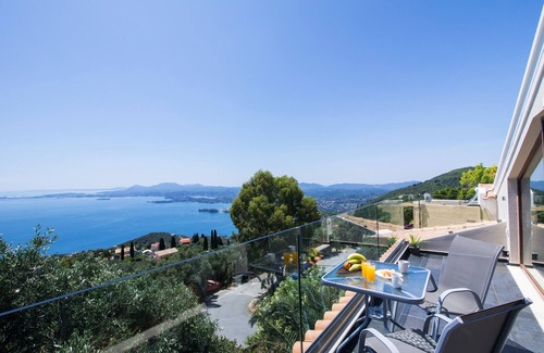 Spartylas Apartamento | Blue sky loft by Corfuescapes