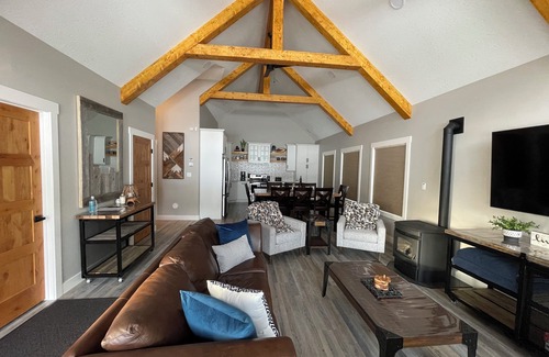 Valemount Cama Y Desayuno | Blue Sky Valemount Cabin Your home away from home , your search is over!