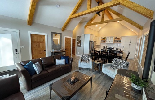 Valemount Cama Y Desayuno | Blue Sky Valemount Cabin Your home away from home , your search is over!
