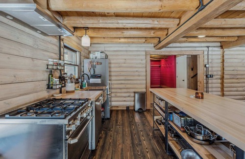 Hartland Cabina | Blue & Sonny Hollow: Modern Cabin Firepit & Trails