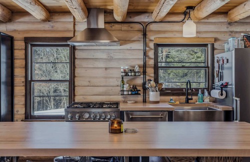 Hartland Cabina | Blue & Sonny Hollow: Modern Cabin Firepit & Trails