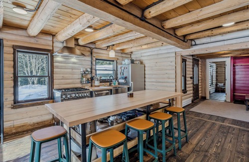 Hartland Cabina | Blue & Sonny Hollow: Modern Cabin Firepit & Trails