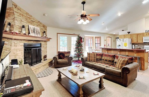 Alto Cabina | Blue Spruce Retreat, 3 bedrooms, Large Deck, Views, Sleeps 8
