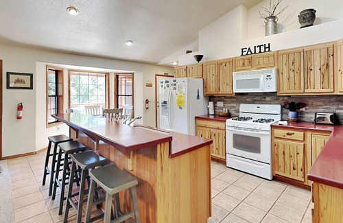 Alto Cabina | Blue Spruce Retreat, 3 bedrooms, Large Deck, Views, Sleeps 8