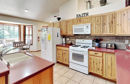 Alto Cabina | Blue Spruce Retreat, 3 bedrooms, Large Deck, Views, Sleeps 8