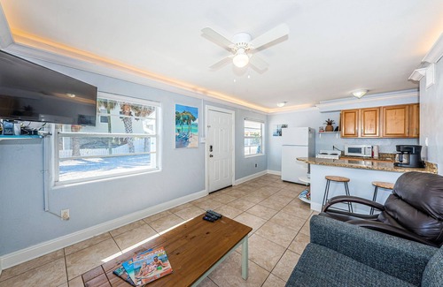 Indian Rocks Beach Apartamento | Blue Water #1 beachside ground level apt.