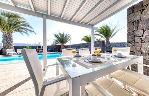 Playa Blanca Chalet De Esquí | Blue Waves House - Piscina Climatizada, BBQ y Bicicletas By Lanzarote Vacation Homes