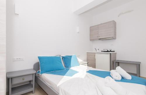 Kamari Hotel | Blue Waves Suites & Apartments