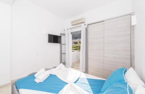 Kamari Hotel | Blue Waves Suites & Apartments