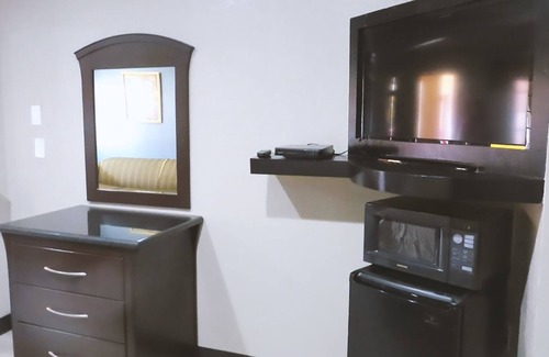 Greater Greenspoint Casa | Blue Way Inn & Suites Houston- 1 King Bed Smoking
