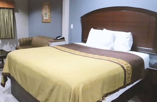 Greater Greenspoint Casa | Blue Way Inn & Suites Houston- 1 King Bed Smoking