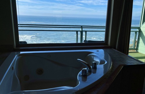 Shelter Cove Hotel | Blue Whale Oceanview Spa & Sauna Penthouse Suite
