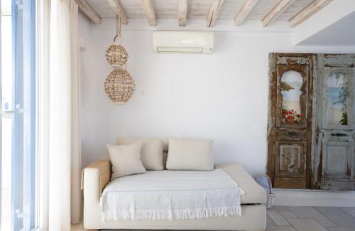 Ornos Cama Y Desayuno | Blue, White and Grey Suites
