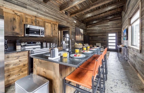Last Chance Casa | Blue wing Oasis/ Cozy Cabin/ World class Fishing / Fire pit/ BBQ