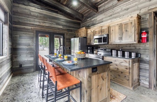 Last Chance Casa | Blue wing Oasis/ Cozy Cabin/ World class Fishing / Fire pit/ BBQ