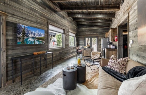 Last Chance Casa | Blue wing Oasis/ Cozy Cabin/ World class Fishing / Fire pit/ BBQ